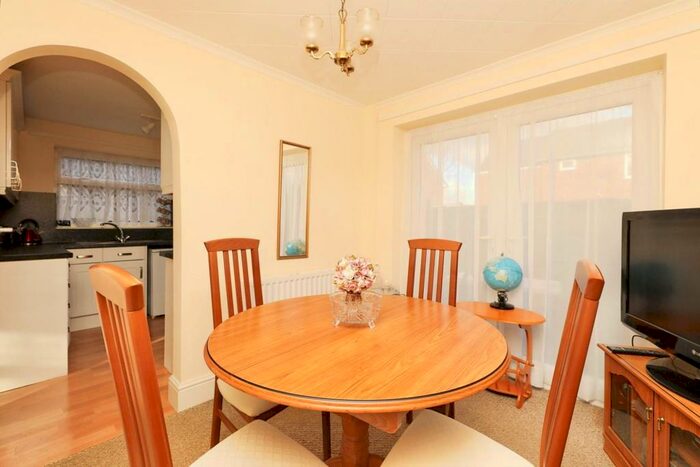 3 Bedroom Semi-Detached House For Sale In Moorland Avenue, Walkeringham, Doncaster, DN10