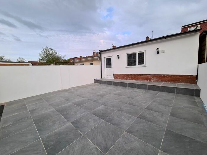 Studio To Rent In Review Road, London, NW2