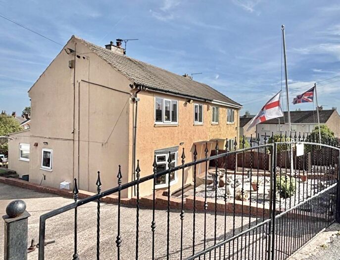 3 Bedroom Semi-Detached House For Sale In Longfield Drive, Mapplewell, Barnsley, S75