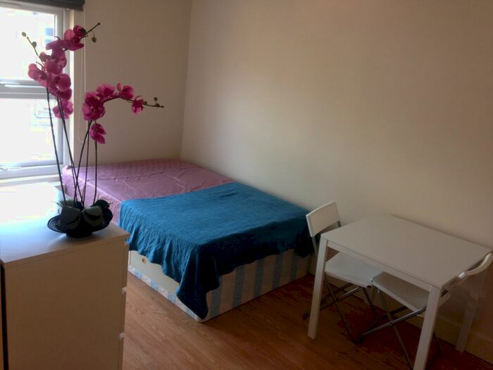 Studio To Rent In Gunterstone Road, London, W14