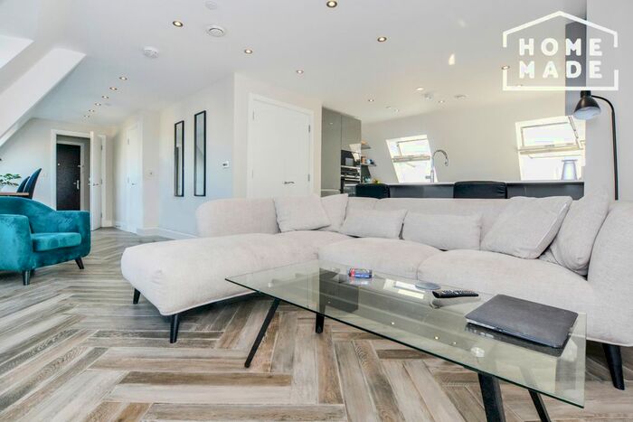 2 Bedroom Flat To Rent In Battersea Park Road, SW8