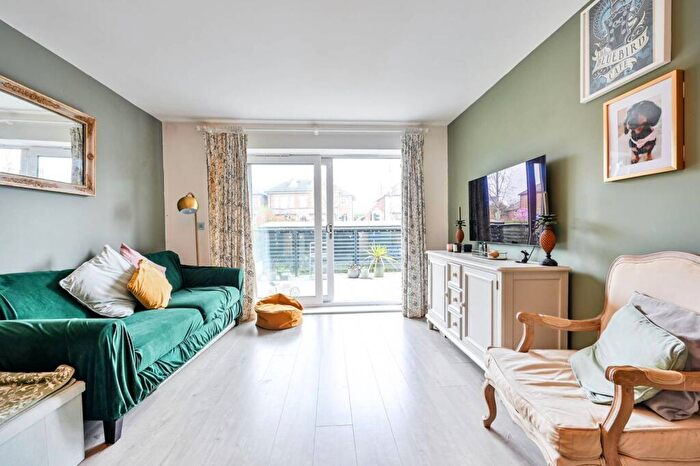 2 Bedroom Flat For Sale In Cricketers Wharf, Guildford, GU1