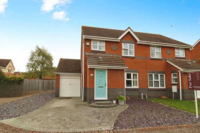 3 Bedroom Semi-Detached House For Sale In Bergman Close, Swindon, SN25