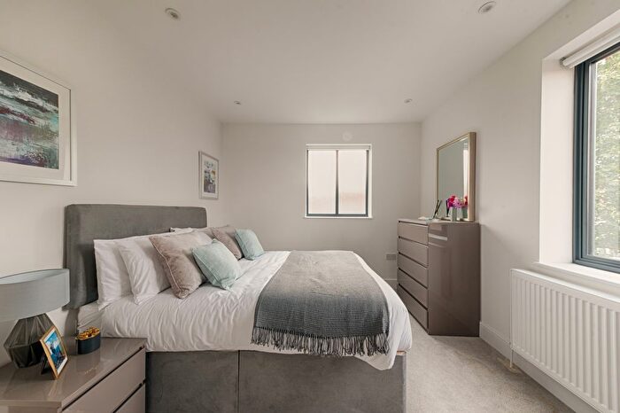 1 Bedroom Flat For Sale In Vicarage Court, Watford, WD18