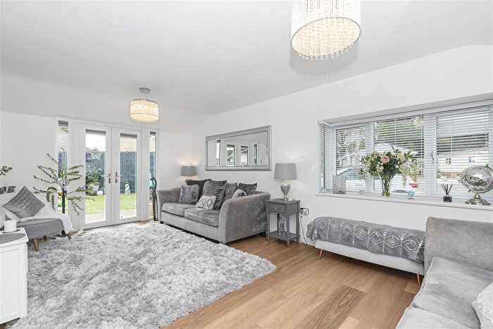 2 Bedroom Mobile/park Home For Sale In Ram Hill, Coalpit Heath, Bristol, BS36