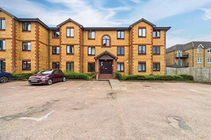 2 Bedroom Flat To Rent In Kinnaird Close, Slough, Berkshire, SL1