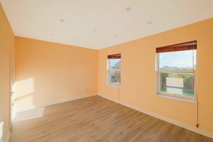 1 Bedroom Flat To Rent In Snakes Lane East, Woodford Green, Essex, IG8