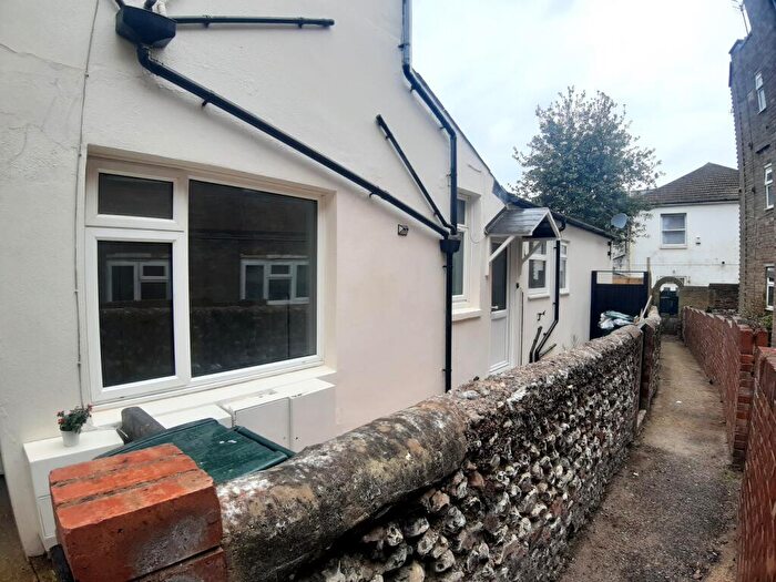 1 Bedroom Flat To Rent In Carlton Terrace, BN41