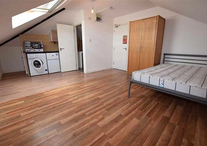 Flat To Rent In Brent Street, Hendon, NW4