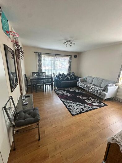 2 Bedroom Flat For Sale In Pine Tree Close, Cranford, TW5