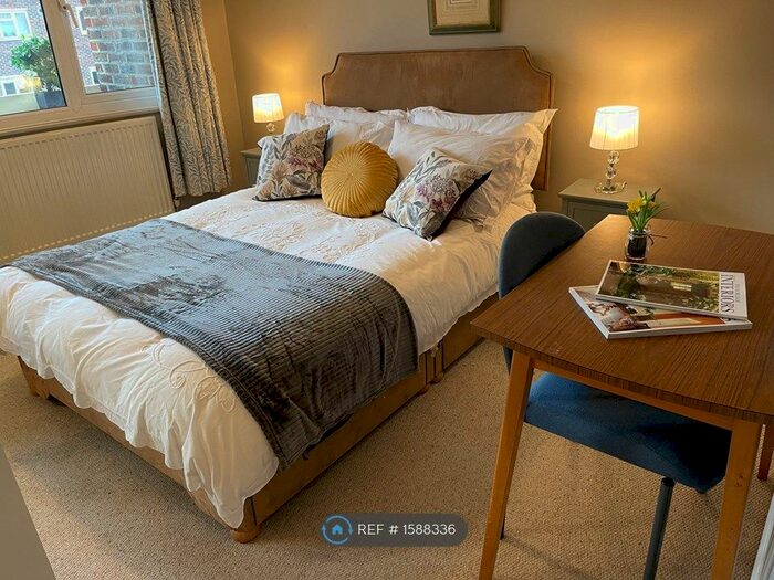 2 Bedroom Flat To Rent In Richmond-On-Thames, Richmond, Surrey., TW9