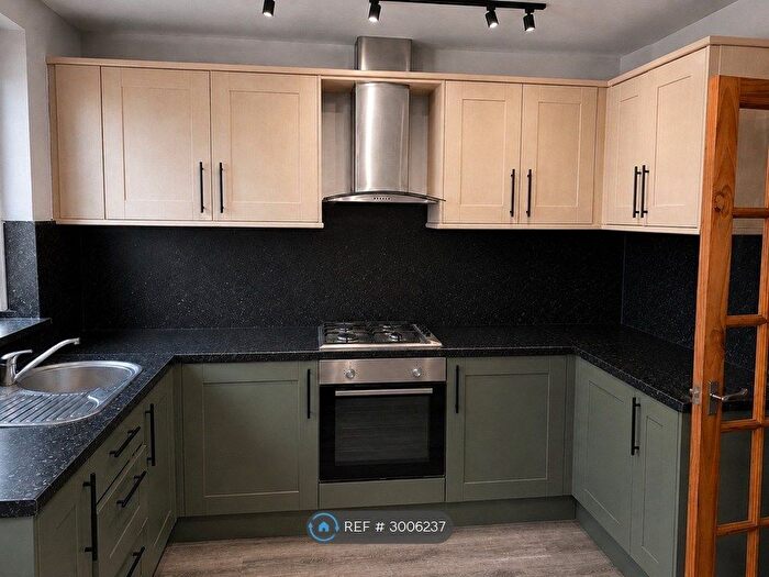 3 Bedroom End Terrace House To Rent In Chapel Lane, Armley, Leeds, LS12