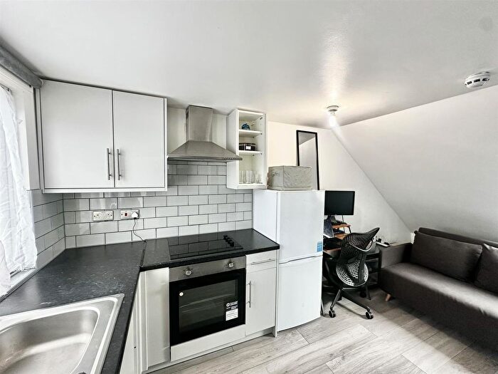 Studio To Rent In Taunton Ave, Hounslow, TW3