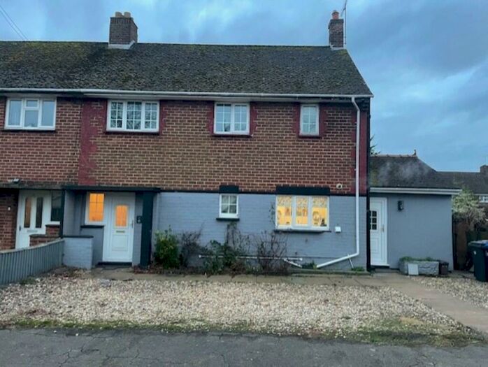 3 Bedroom Semi-Detached House To Rent In Byfield Road, NN11