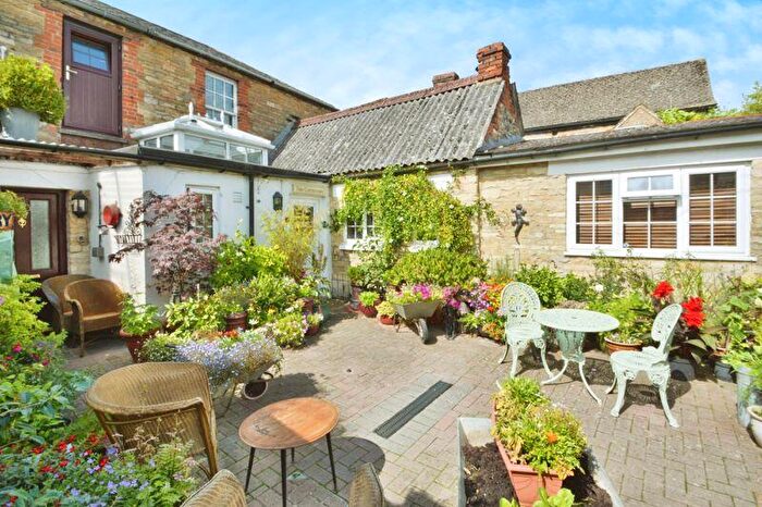 1 Bedroom Flat To Rent In High Street, Cricklade, Wiltshire, SN6