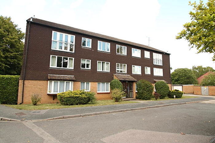 2 Bedroom Flat To Rent In Hallington Close, Woking, GU21