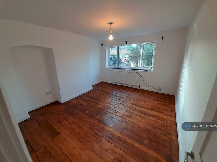 4 Bedroom Semi-Detached House To Rent In Thicket Avenue, Bristol, BS16