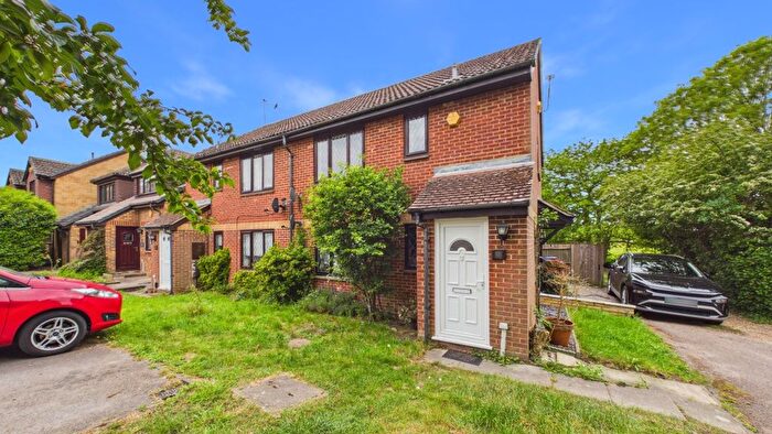 1 Bedroom Flat To Rent In Rokes Place, Yateley, GU46