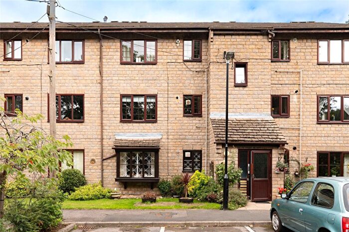 2 Bedroom Flat For Sale In Kerry Garth, Horsforth, Leeds, LS18