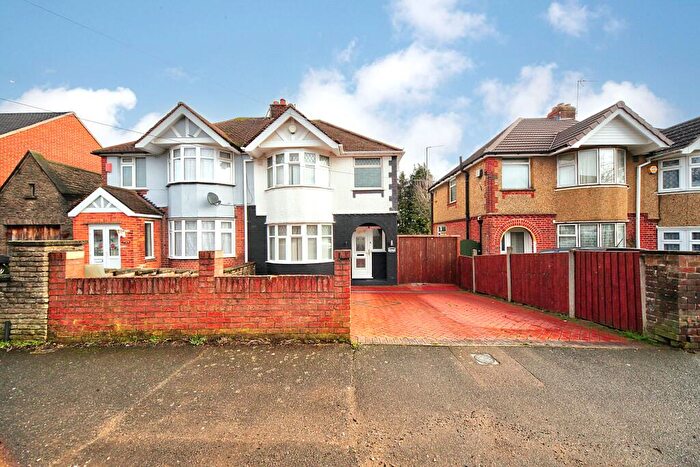 3 Bedroom Semi Detached House For Sale In Somerset Avenue, Luton, LU2