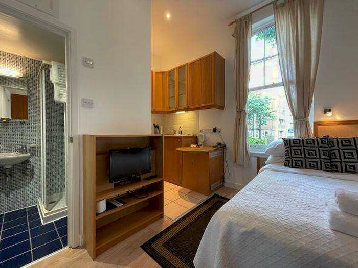 Flat To Rent In Fulham Palace Road, Hammersmith, London W6