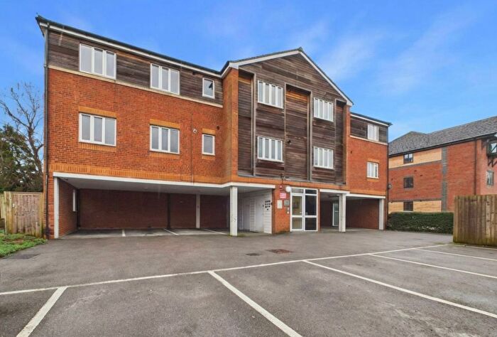 2 Bedroom Flat For Sale In Pines Court, Mansfield Road, Woodthorpe, Nottingham, NG5