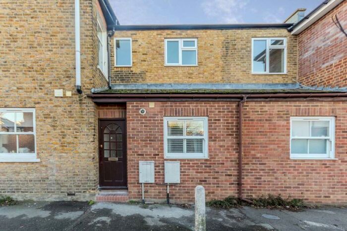 2 Bedroom Flat To Rent In Tolworth Park Road, Surbiton, KT6