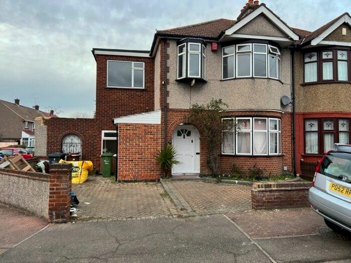 Terraced House To Rent In Stanley Avenue, Dagenham, RM8