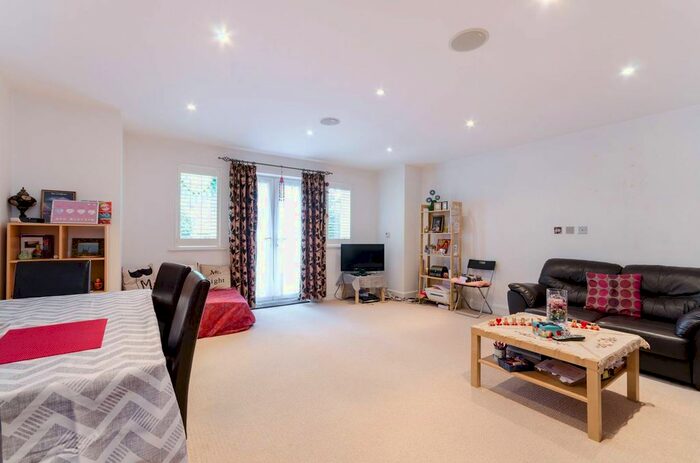 2 Bedroom Flat To Rent In Camborne Road, Sutton, SM2