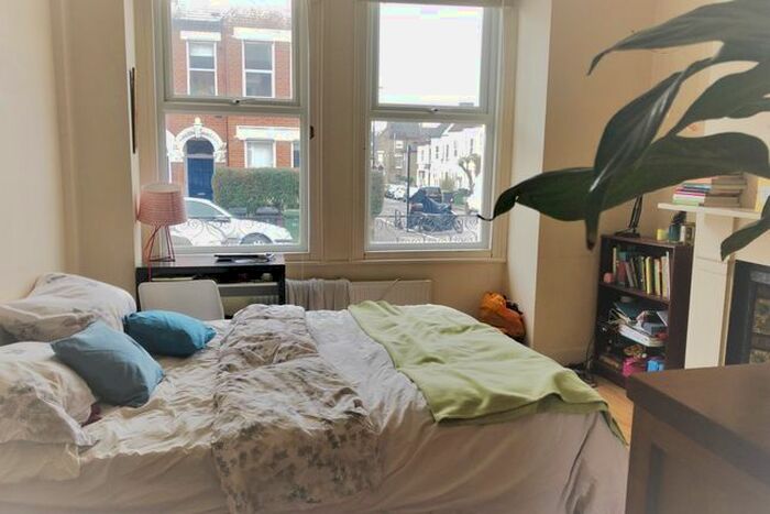 3 Bedroom Flat To Rent In Brading Road, London, SW2