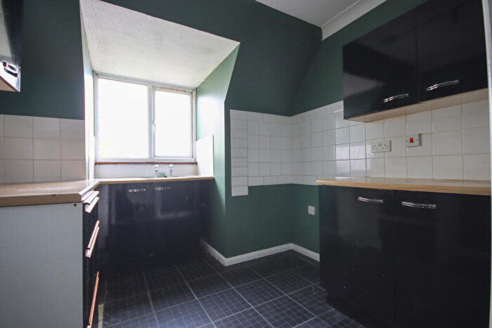 3 Bedroom Flat To Rent In Thames Court, ME12