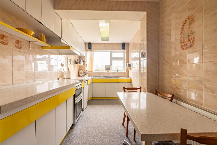 3 Bedroom Detached House For Sale In Elaine Gardens, Woodside, Luton, Bedfordshire, LU1