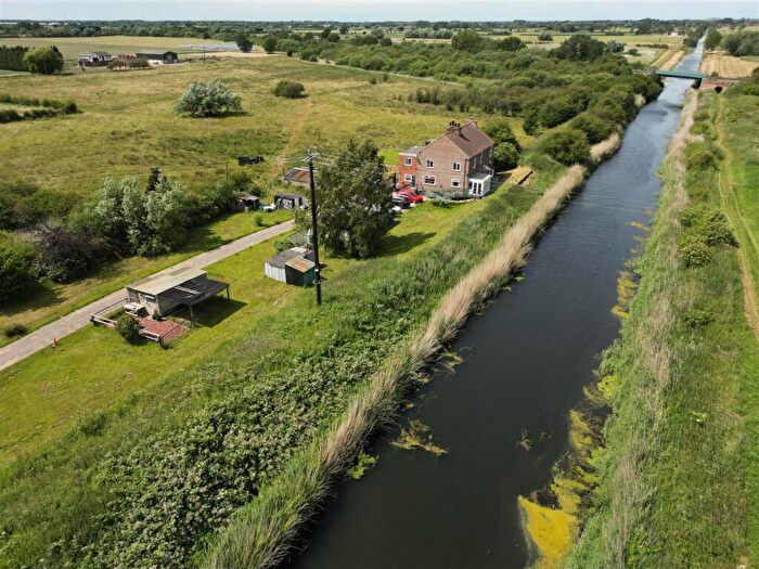 3 Bedroom End Of Terrace House For Sale In Brickyard Cottages, Broomfleet, HU15