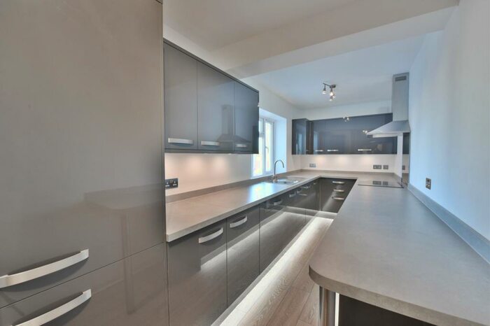 3 Bedroom Flat To Rent In Queens Road, Weybridge, KT13