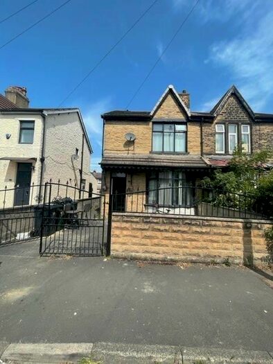 3 Bedroom Semi-Detached House To Rent In Silverhill Drive, Bradford, BD3