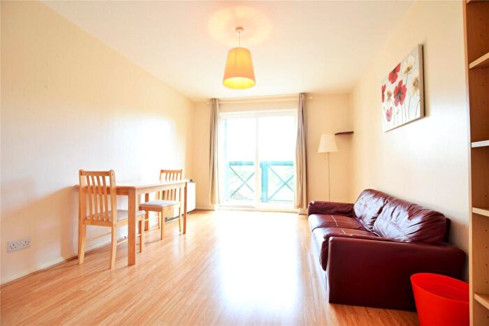 2 Bedroom Flat To Rent In Admirals Court, Reading, Berkshire, RG1