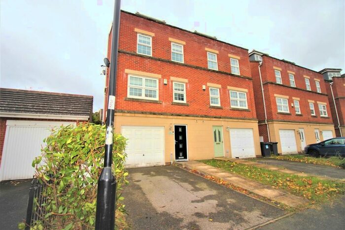 4 Bedroom Town House To Rent In Middlewood Drive, Sheffield, S6
