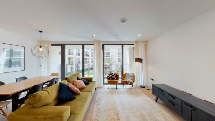 3 Bedroom Ground Flat To Rent In Hackney Road, E2