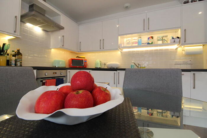 2 Bedroom Flat To Rent In Baker Street, /, Shawlands, G41