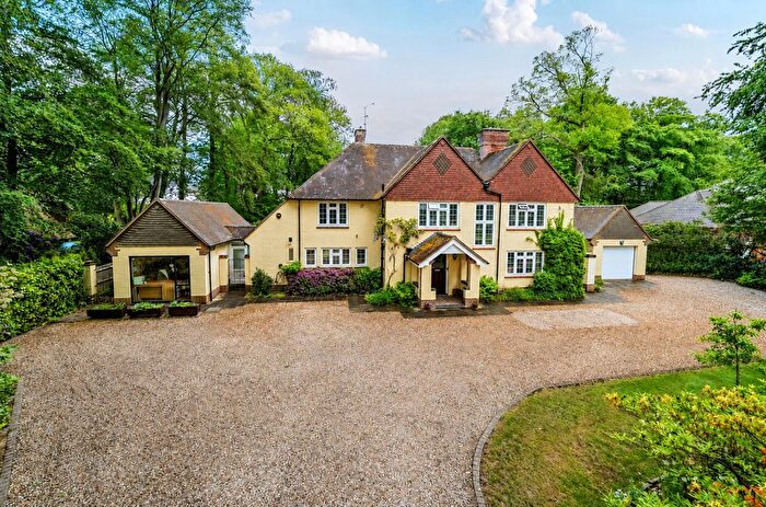 4 Bedroom Detached House For Sale In Waverley Avenue, Fleet, Hampshire, GU51