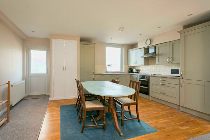 3 Bedroom Flat To Rent In Camberwell New Road, SE5