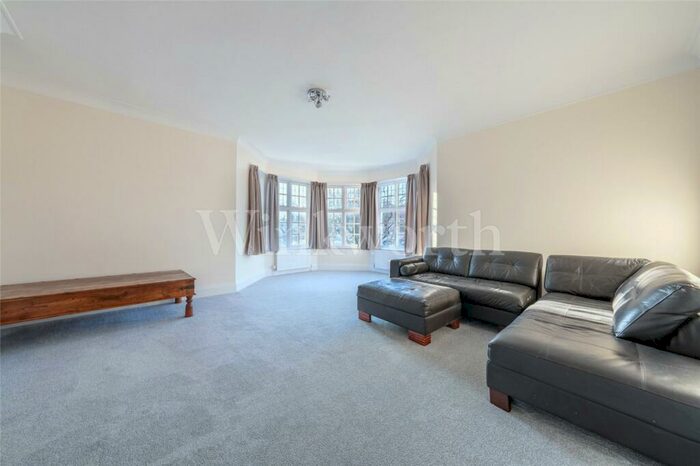 3 Bedroom Apartment To Rent In Golders Green Road, London, NW11