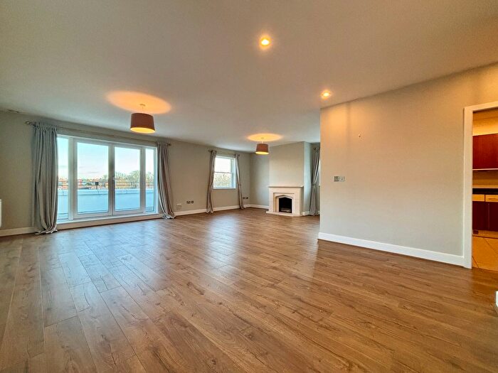 3 Bedroom Flat To Rent In Wooderson Court, Beckenham, BR3