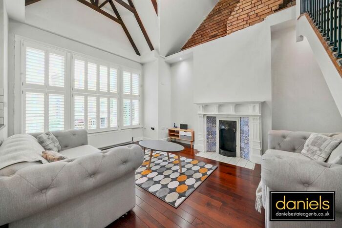 3 Bedroom Flat To Rent In Lushington Road, Kensal Green, London, NW10