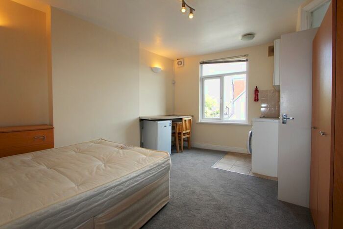 Studio To Rent In Long Lane, London, N3