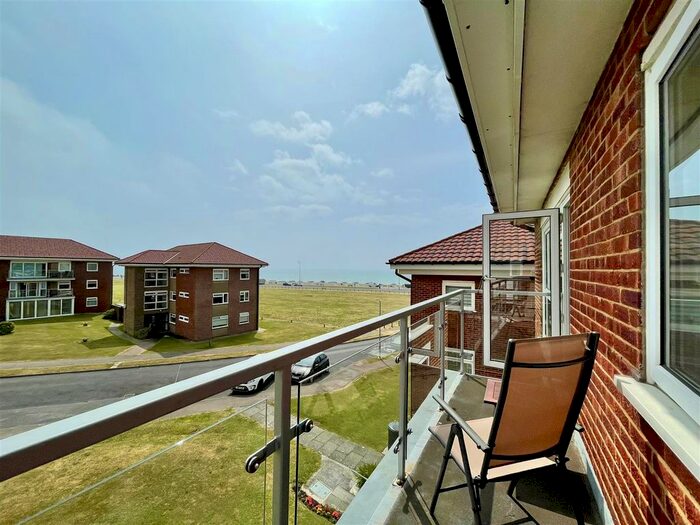2 Bedroom Flat For Sale In Sutton Place, Bexhill-On-Sea, TN40