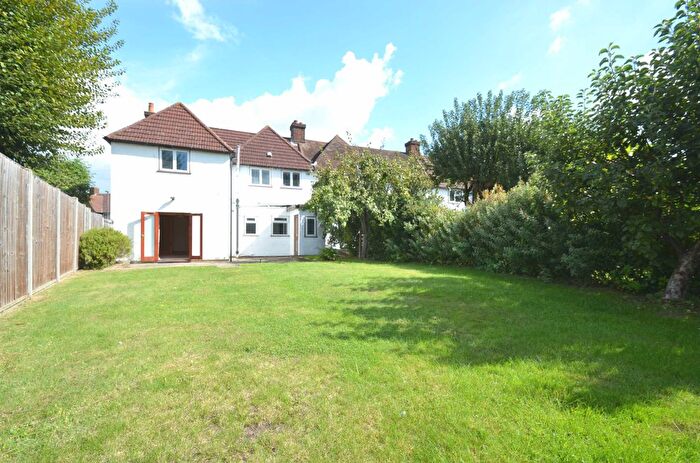 2 Bedroom Maisonette To Rent In Culvers Way, Carshalton, Surrey, SM5