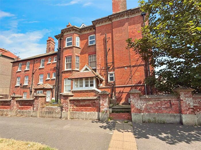 2 Bedroom Apartment For Sale In Fitzalan Road, Littlehampton, West Sussex, BN17