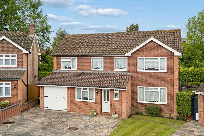 4 Bedroom Detached House For Sale In Blenheim Close, Watford, WD19