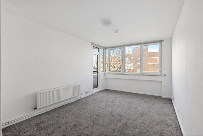 3 Bedroom Maisonette To Rent In Poplar High Street, London, E14
